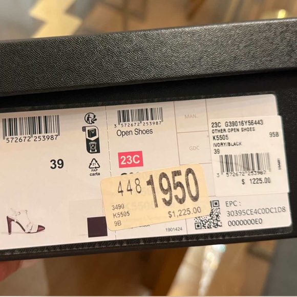 Chanel black and white CC heels, size 39. Excellent condition Women's Heels - Picture 2 of 10